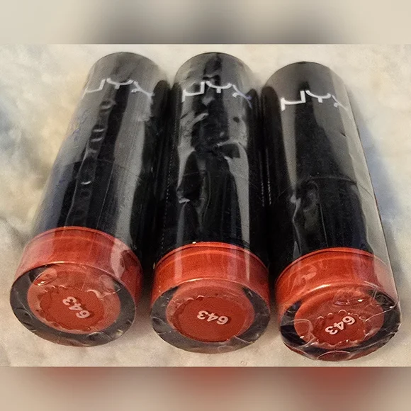 NYX Makeup, Kendall + Kylie Pouch With Makeup Accessories - Picture 10 of 14